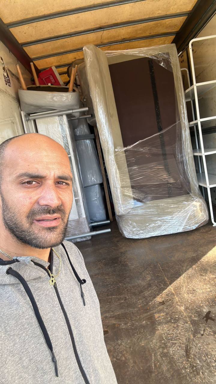 רהיטים ארוזים בניילון נצמד בתוך משאית ההובלה של לוי הובלות